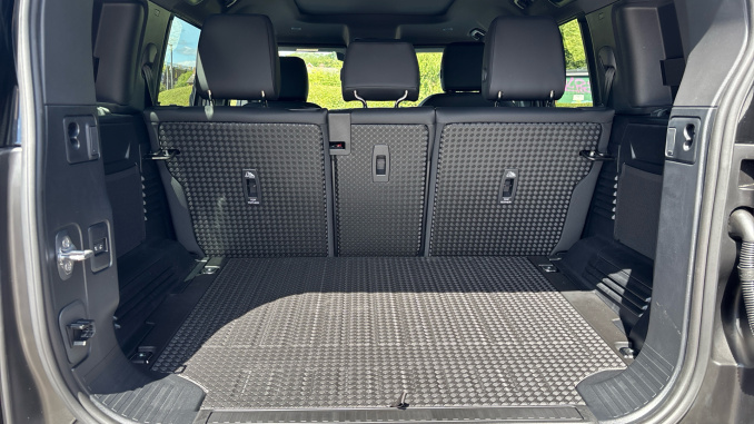Land Rover Defender 3.0 D250 X-Dynamic SE 110 5dr Auto Diesel Estate - Image 10